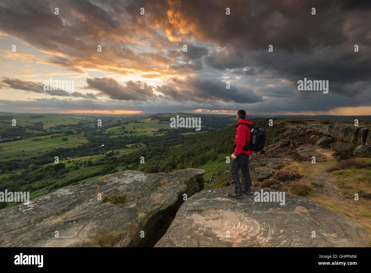Un Walker à Curbar Edge, parc national de Peak District, Derbyshire Banque D'Images