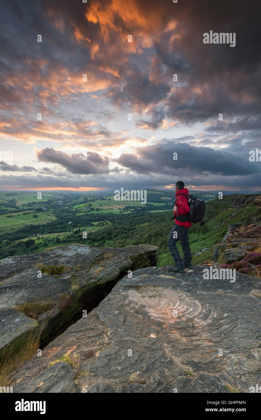 Un Walker à Curbar Edge, parc national de Peak District, Derbyshire Banque D'Images