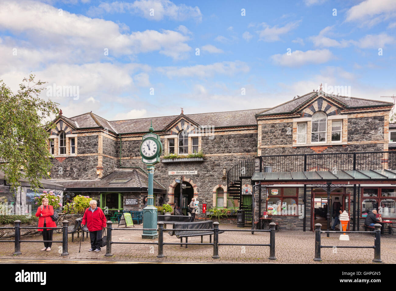 Betws-Y-coed gare et de l'horloge, le parc national de Snowdonia, Conwy, Pays de Galles, Royaume-Uni Banque D'Images