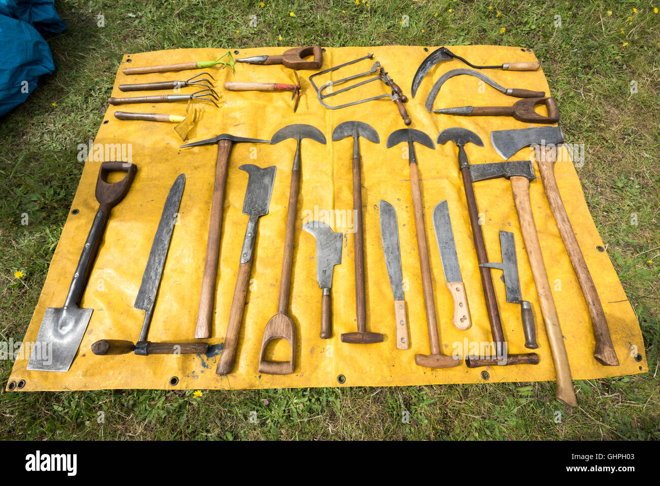 Outils de jardinage anciens disposés sur une feuille jaune à vendre à un  vide grenier Photo Stock - Alamy