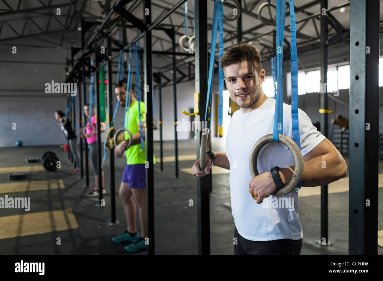 Faire de la gymnastique athlètes exercice sur joints toriques en salle de sport Banque D'Images