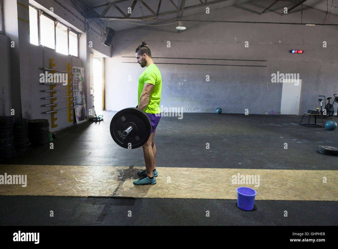 Levée de l'athlète un barbell in gym Banque D'Images