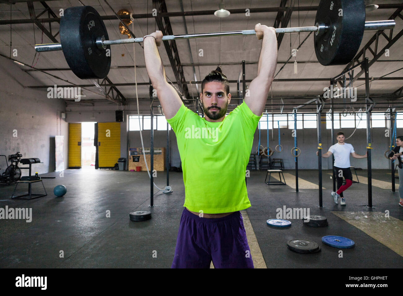 Levée de l'athlète un barbell in gym Banque D'Images