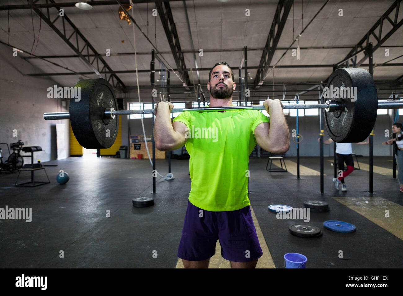 Levée de l'athlète un barbell in gym Banque D'Images