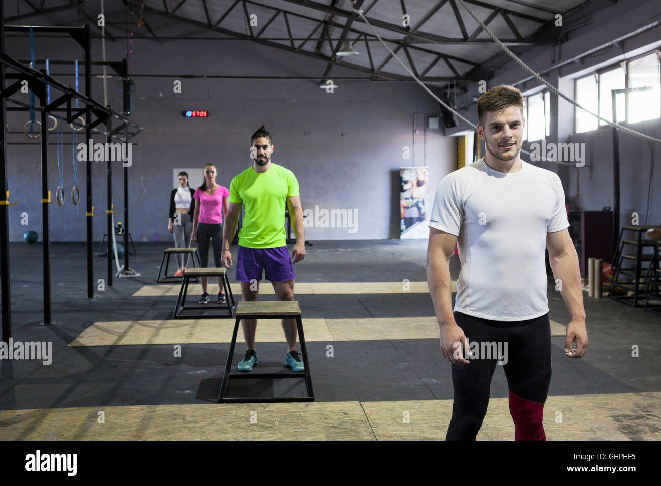 Les athlètes à se préparer à faire fort les sauts dans une salle de sport Banque D'Images