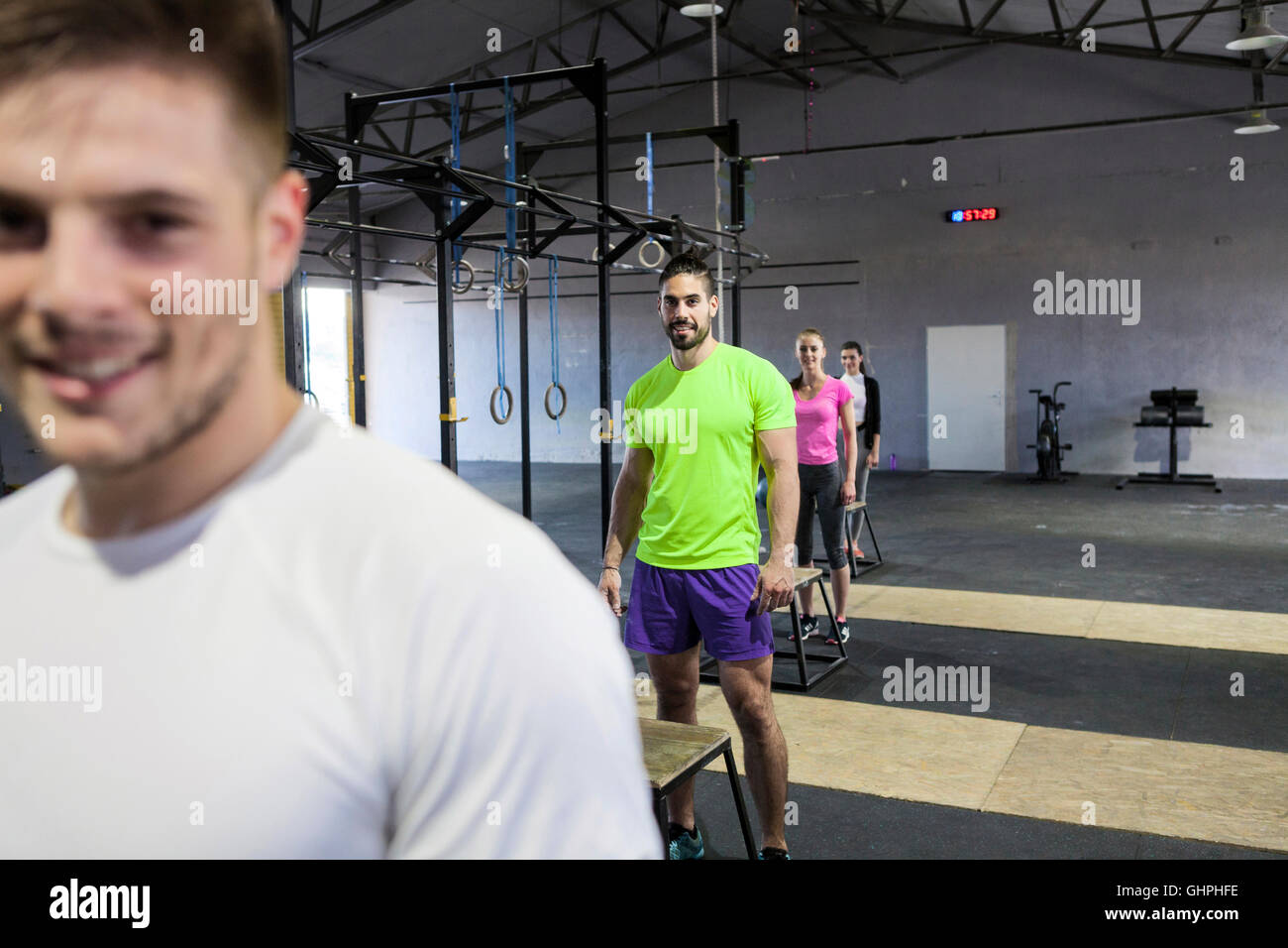 Les athlètes à se préparer à faire fort les sauts dans une salle de sport Banque D'Images