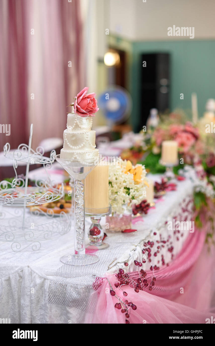 Table de mariage magnifiquement décoré de la jeune mariée et se toilettent Banque D'Images