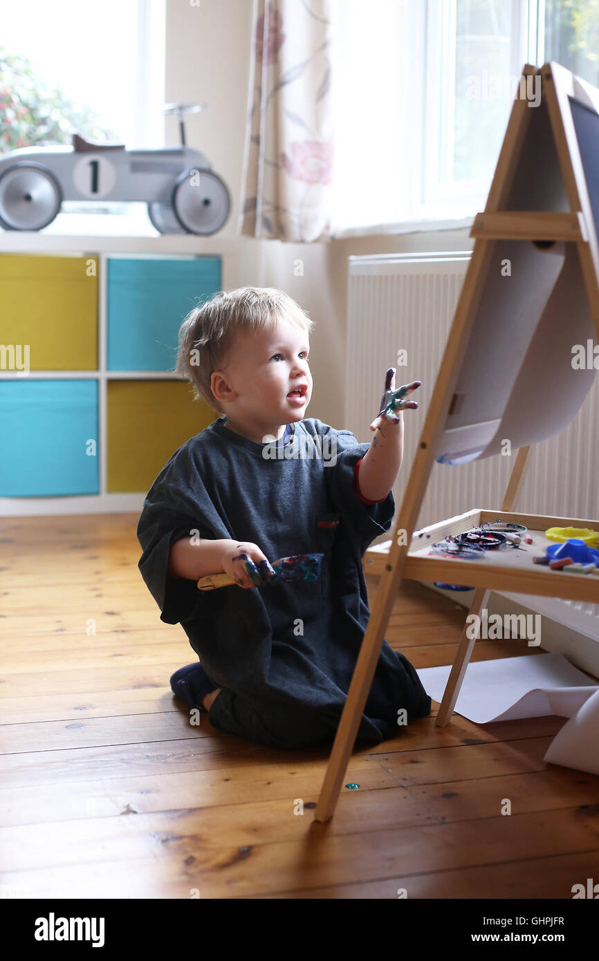 Bebe Garcon Dans La Peinture De Chevalet Sur Jeux De Voiture Avec En Arriere Plan Photo Stock Alamy