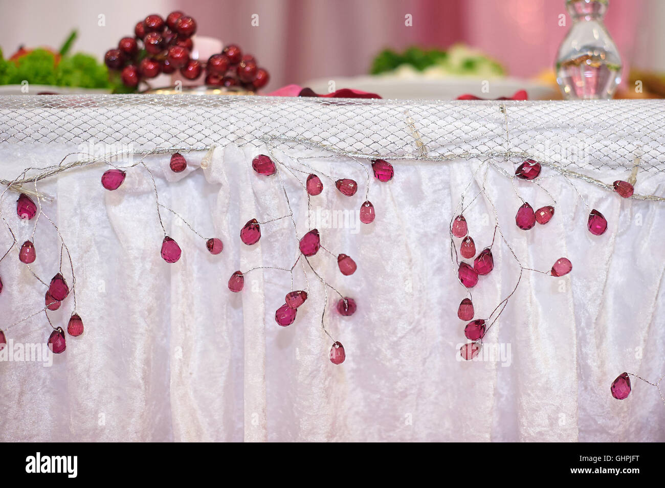 Table de mariage magnifiquement décoré de la jeune mariée et se toilettent Banque D'Images