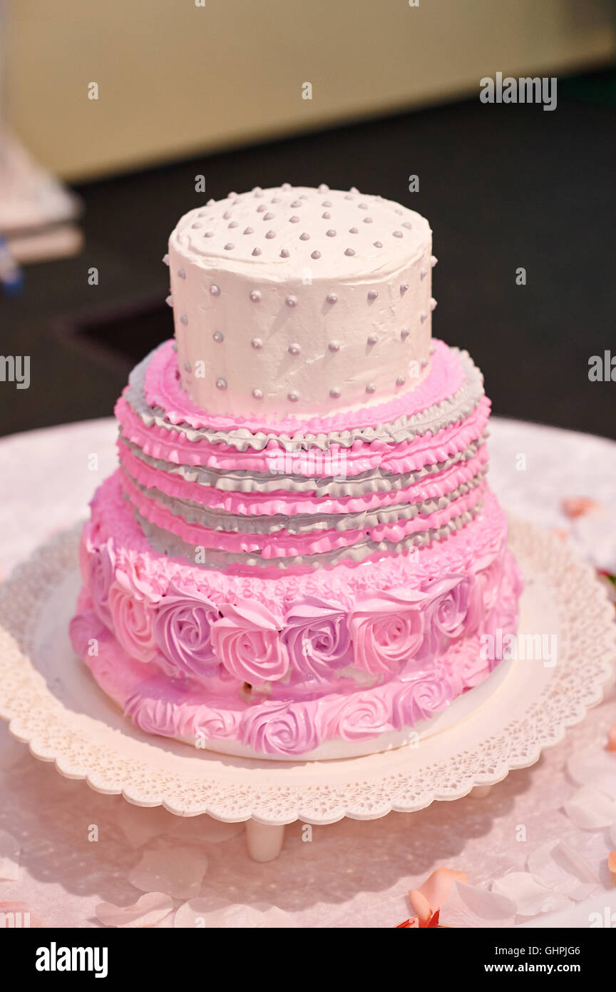 Rose magnifique gâteau de mariage à trois niveaux sur la table Banque D'Images