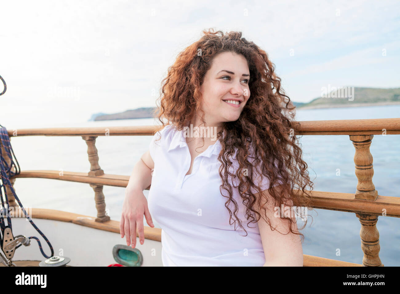 Portrait de belle femme avec les cheveux bouclés sur voilier Banque D'Images