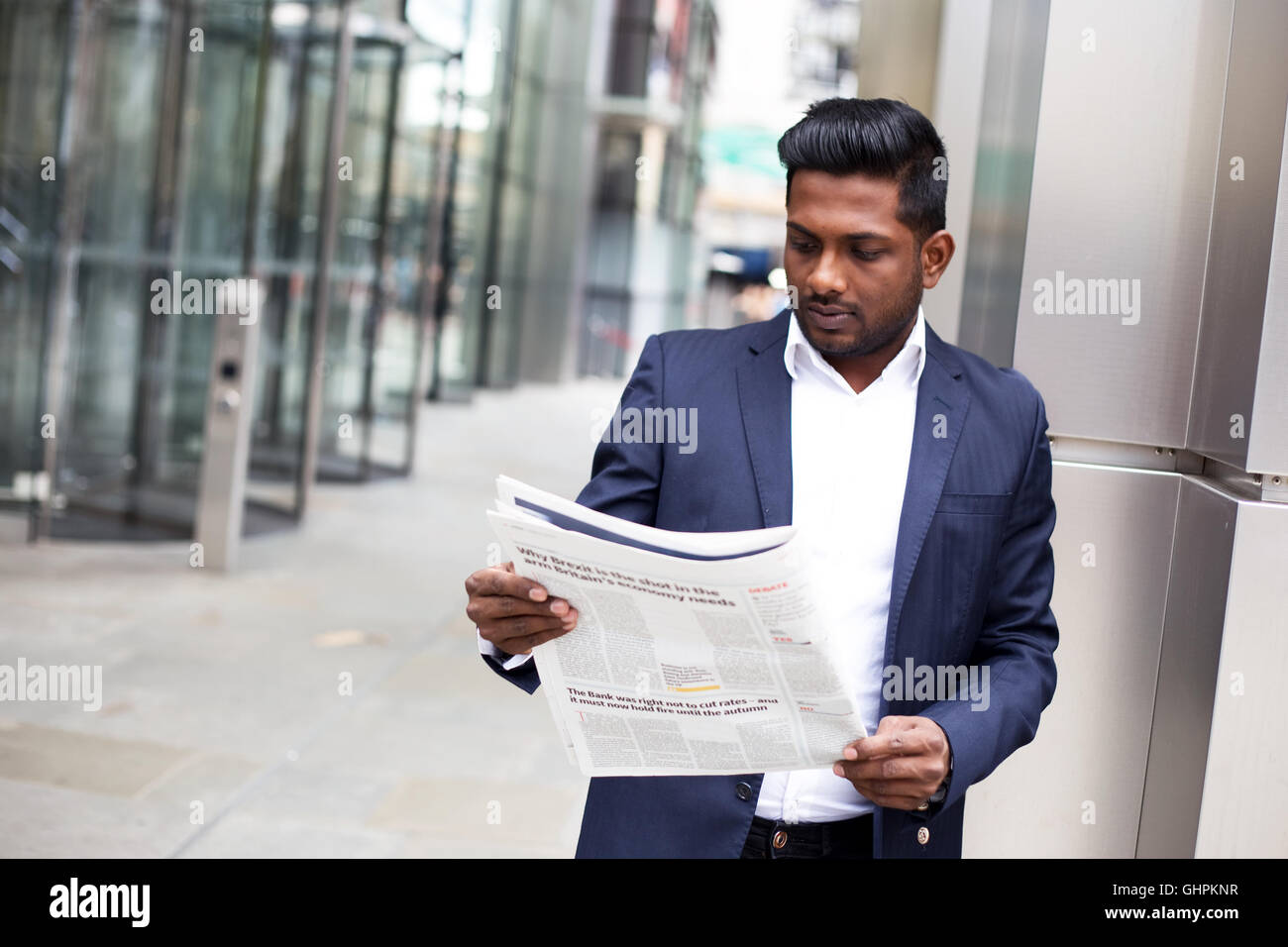L'homme d'affaires à lire le journal Banque D'Images