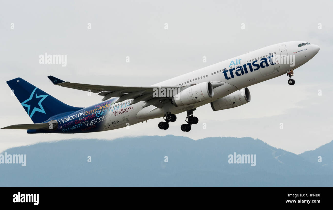 Air Transat avion avion Airbus A330 décollage en vol low cost canadienne budget loisirs compagnie aérienne airlines Banque D'Images