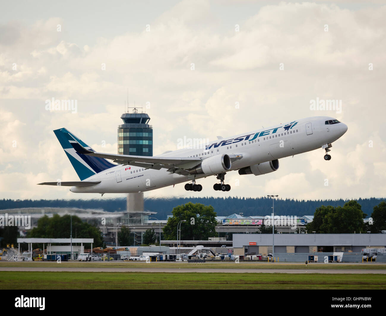 WestJet Airlines Boeing 767-300ER C-FOGJ se décoller au départ dans l'Aéroport International de Vancouver Canada Banque D'Images