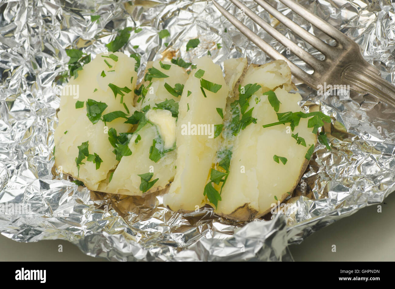 Pomme de terre au four avec beurre et persil Banque D'Images