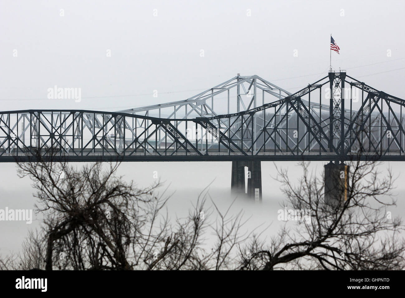 Le pont du Mississippi est en brouillard Banque D'Images
