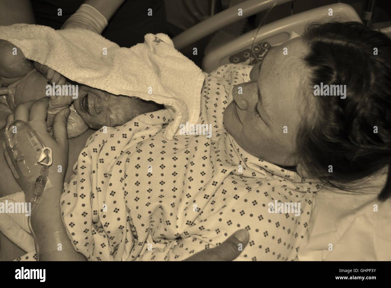 New born baby and mother in hospital bed Banque D'Images