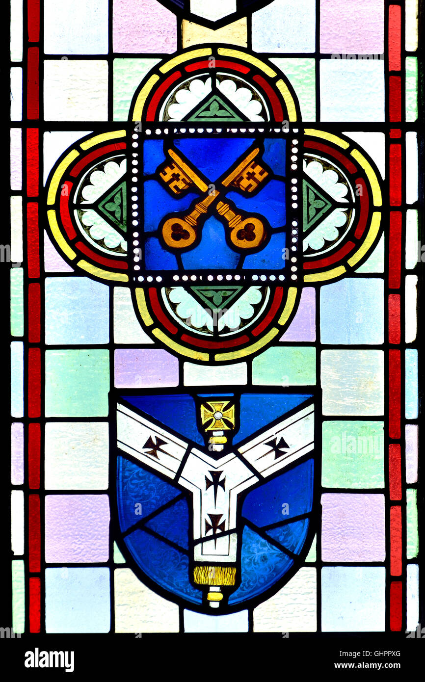 Canterbury, Kent, UK. L'église St Pierre (anglicane) vitrail : clefs croisées / armoiries du diocèse de Canterbury Banque D'Images