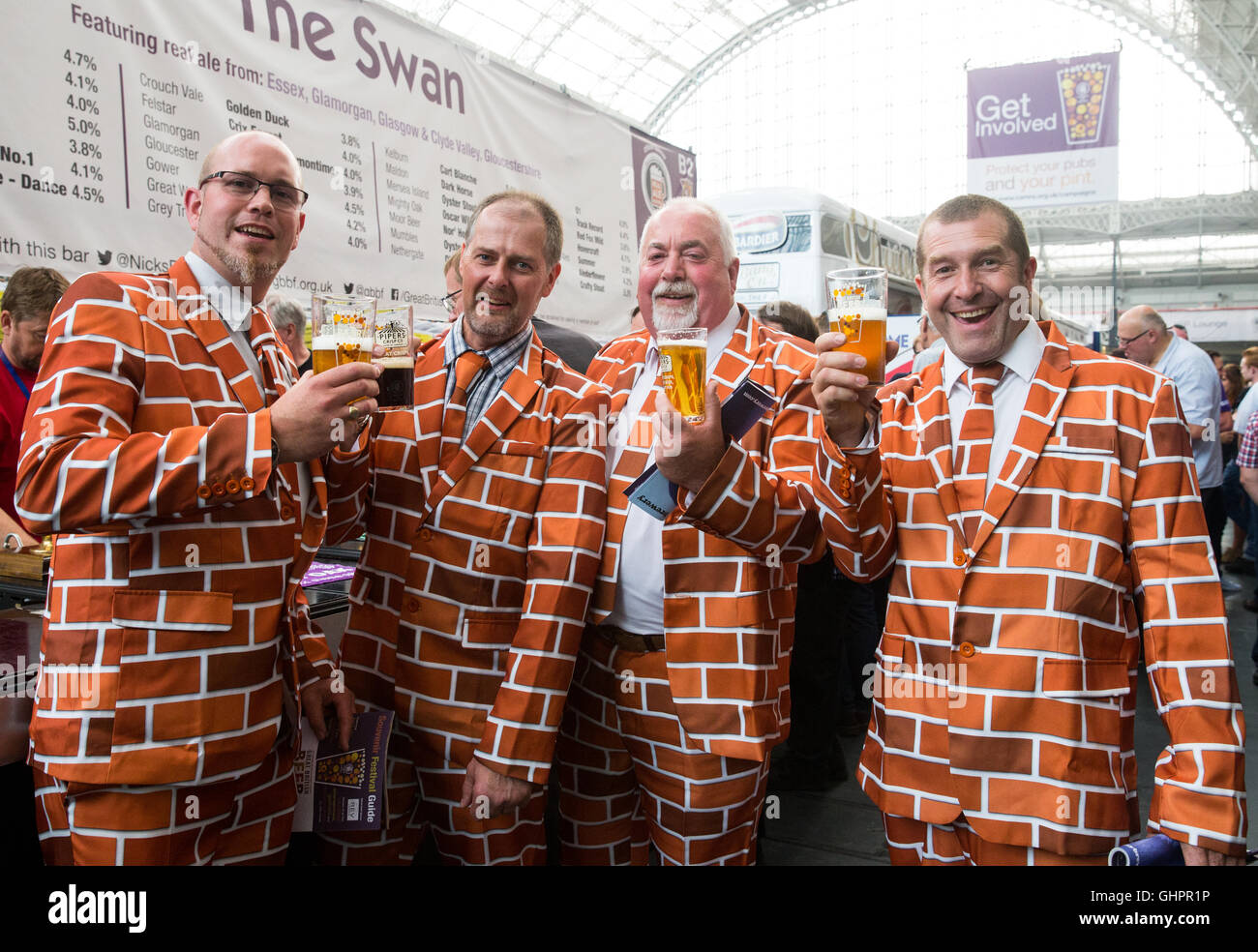 4 hommes de boire une bière portant des costumes en forme de brique au Great British Beer Festival à Olympie,West London Banque D'Images