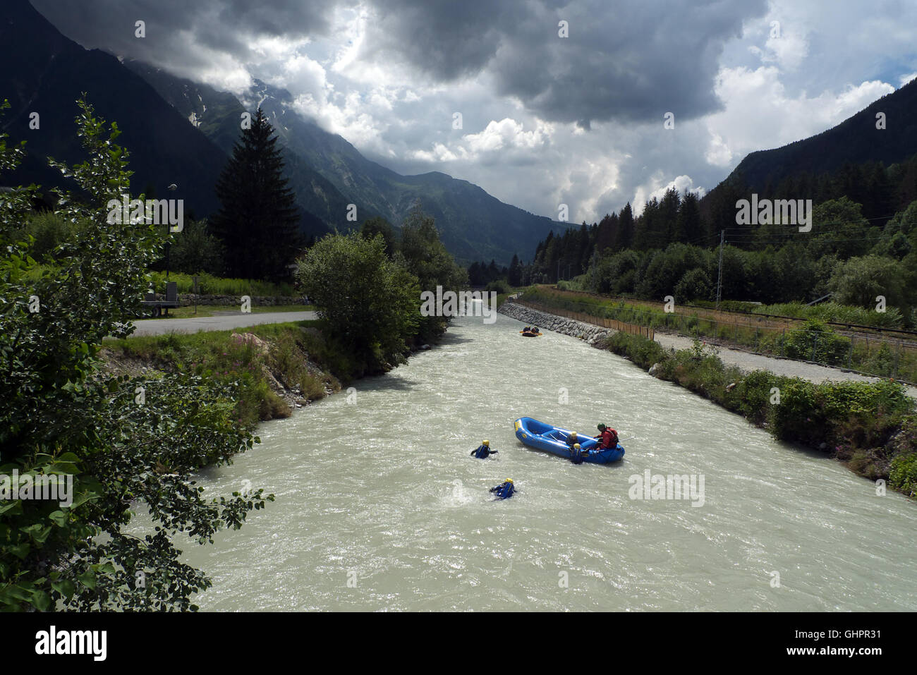 Les chevrons dans l'eau, retour au bateau, Arve près de Gailland, Chamonix Mont Blanc, Rhône-Alpes, Haute Savoie, France, Europe, UNION EUROPÉENNE Banque D'Images