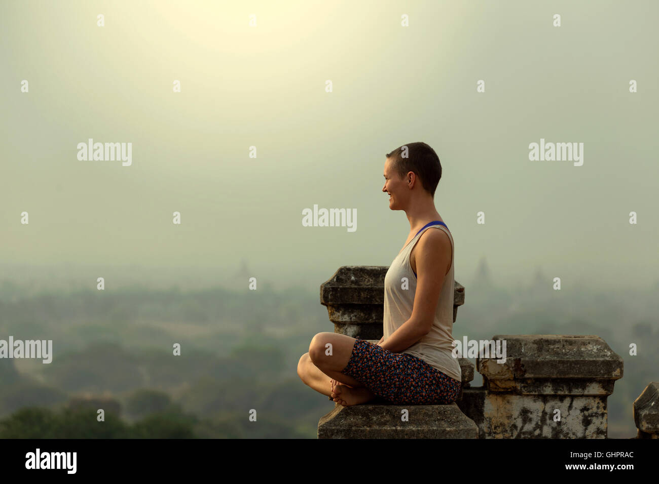 Le yoga et la méditation sur l'ancienne Pagode Bagan heure du lever. Banque D'Images