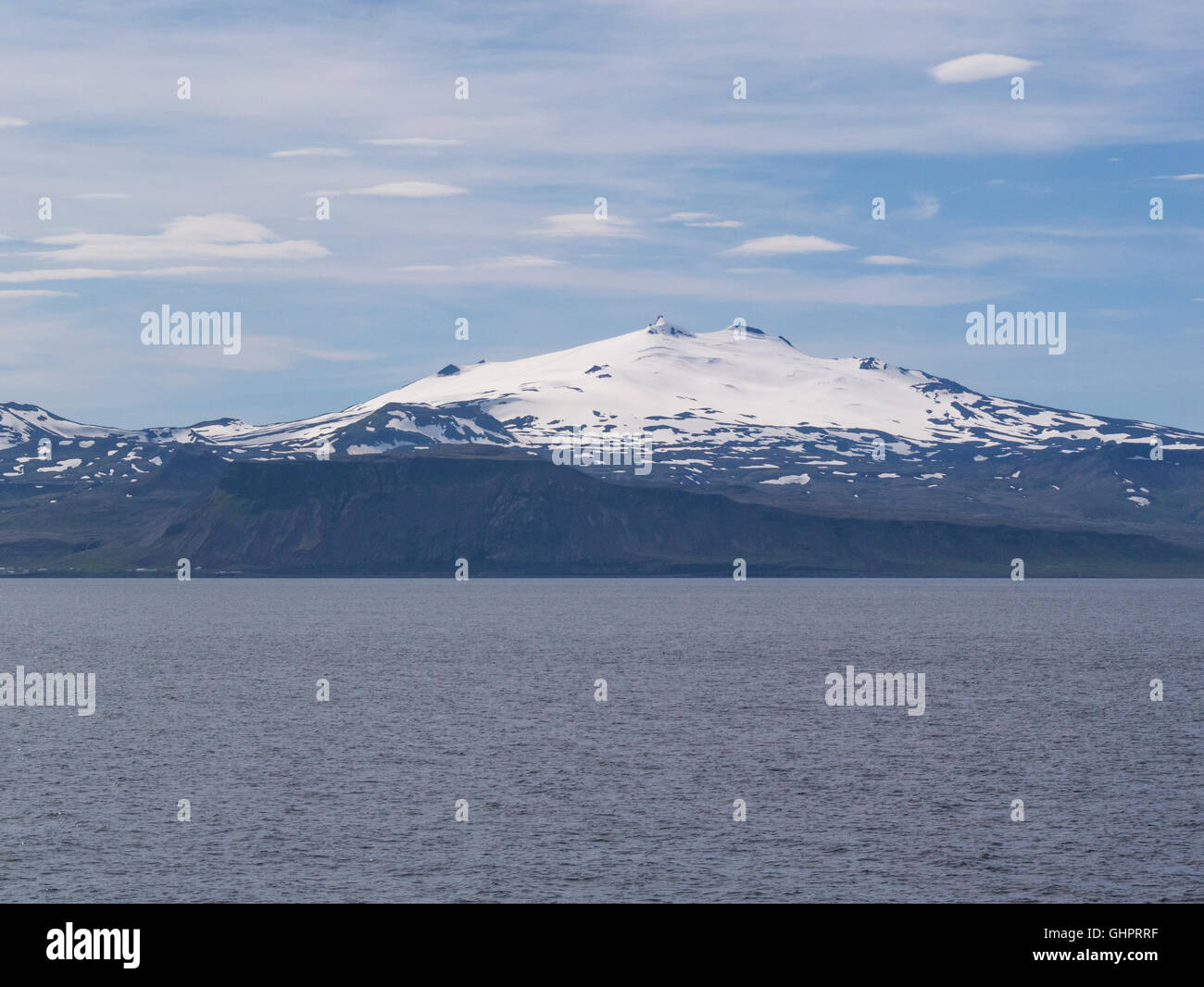 Volcan snæfellsjökull avec glacier couvrant haut dans le Parc National de Snæfellsjökull sur la péninsule de Snæfellsnes Islande de Breidafjordur Bay Banque D'Images