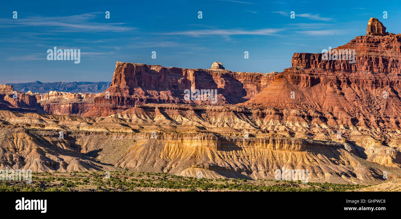 San Rafael de falaises, de récifs de la I-70 près de l'autoroute Interstate Spotted Wolf Canyon, San Rafael Swell salon, Plateau du Colorado, Utah USA Banque D'Images