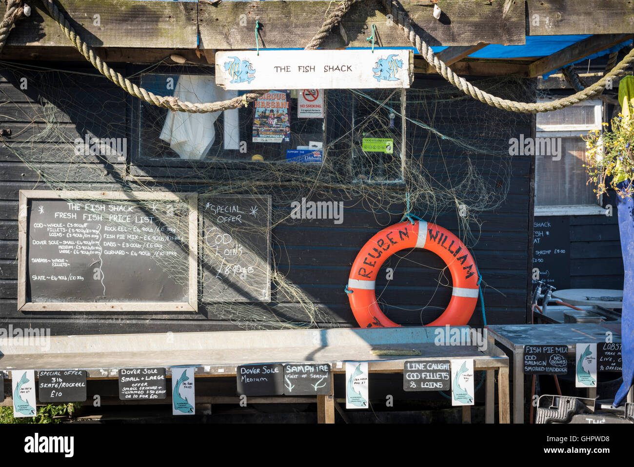 La Cabane à poisson poissonnier panneau à l'entrée de la boutique de poissons sur la plage de Suffolk Aldeburgh UK Banque D'Images