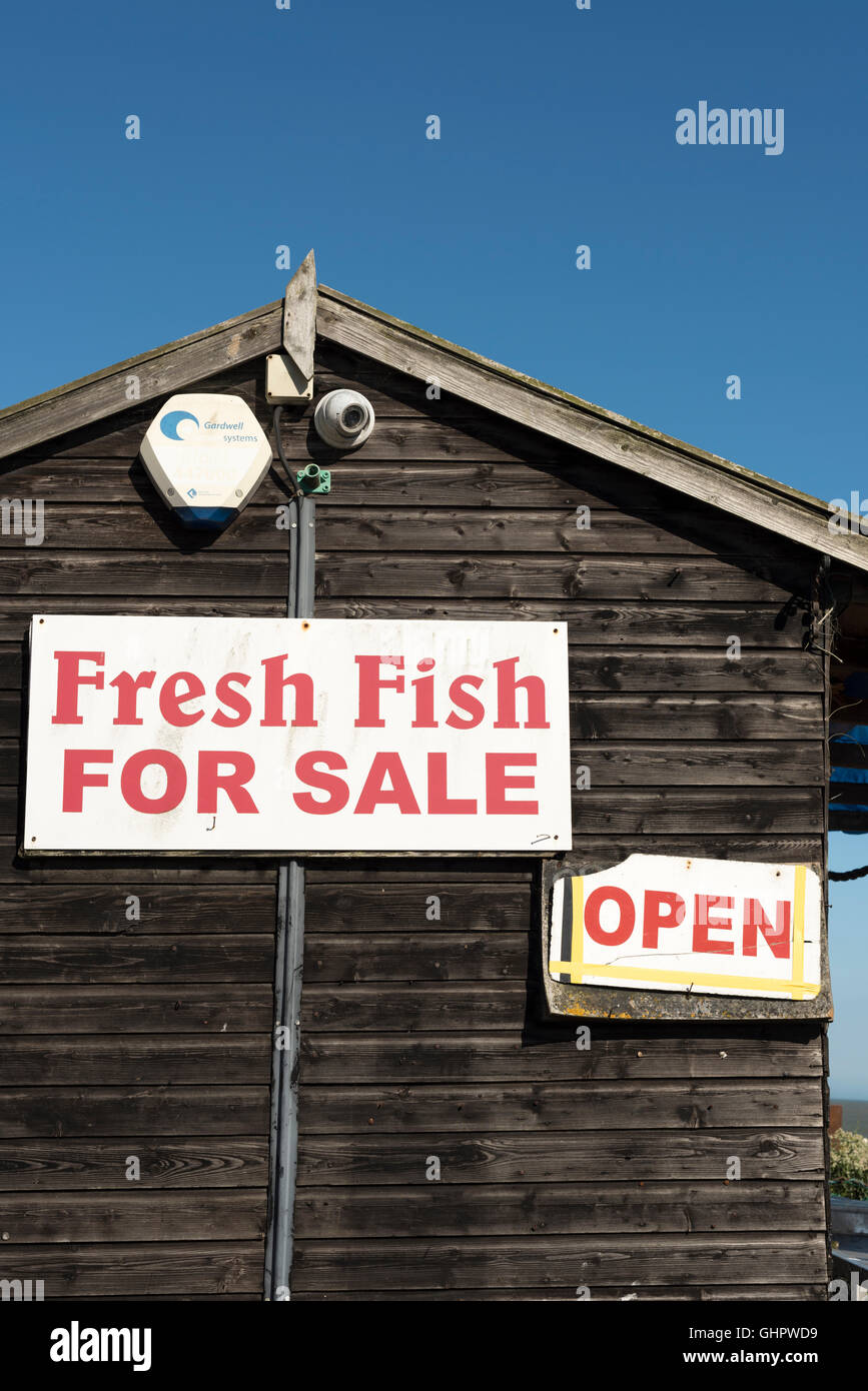 La Cabane à poisson poissonnier panneau à l'entrée de la boutique de poissons sur la plage de Suffolk Aldeburgh UK Banque D'Images