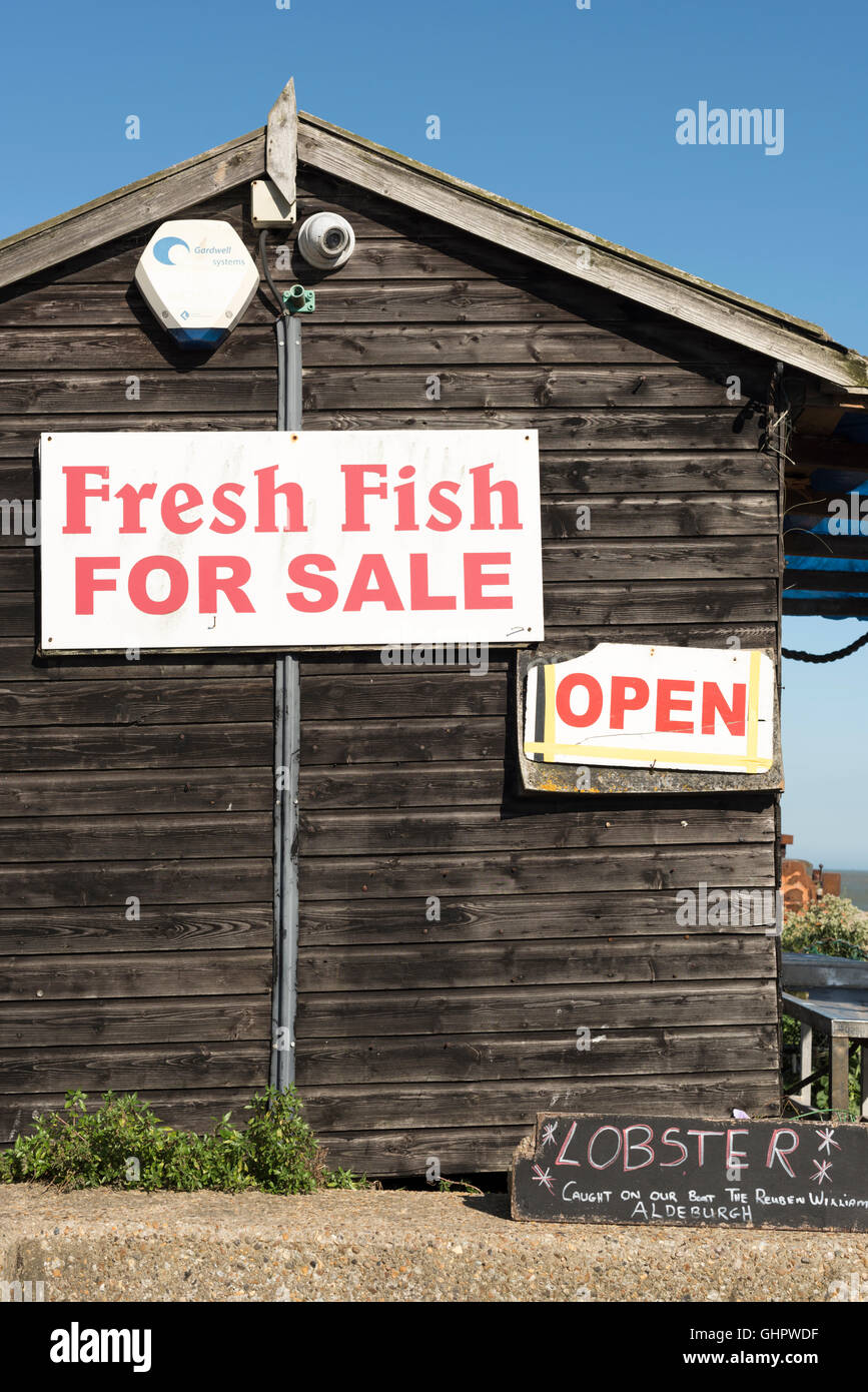 La Cabane à poisson poissonnier panneau à l'entrée de la boutique de poissons sur la plage de Suffolk Aldeburgh UK Banque D'Images