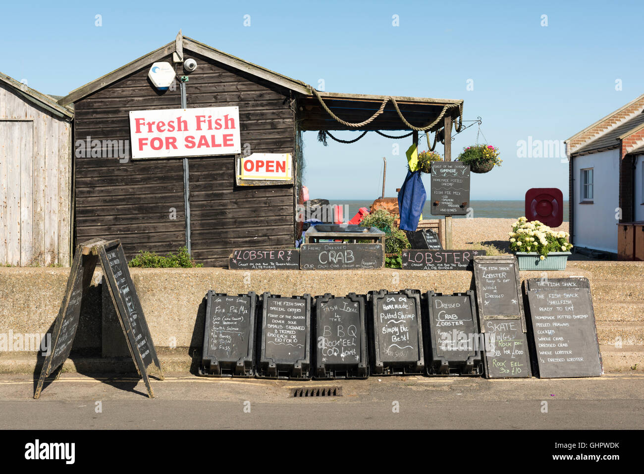 La Cabane à poisson poissonnier panneau à l'entrée de la boutique de poissons sur la plage de Suffolk Aldeburgh UK Banque D'Images