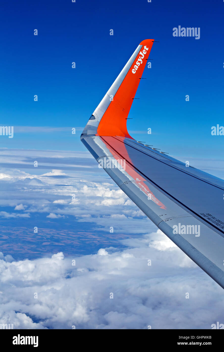EasyJet logo sur l'aile d'un Airbus A320 en vol au dessus de l'Europe Banque D'Images