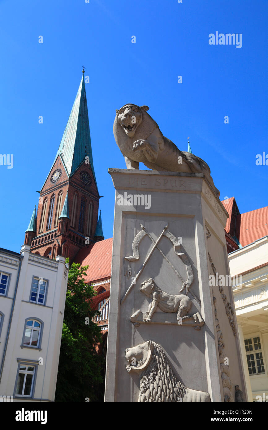 Le Monument Heinrich Löwe, Schwerin, Mecklembourg-Poméranie-Occidentale, Allemagne, Europe Banque D'Images