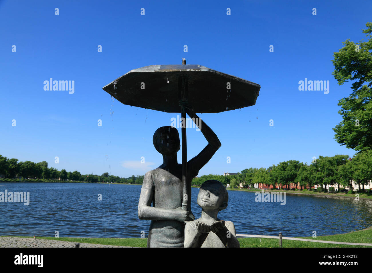Lac Pfaffenteich, sculpture SCHIRMKINDER Horota par Stephan, Schwerin, Mecklembourg Poméranie occidentale, l'Allemagne, de l'Europe Banque D'Images