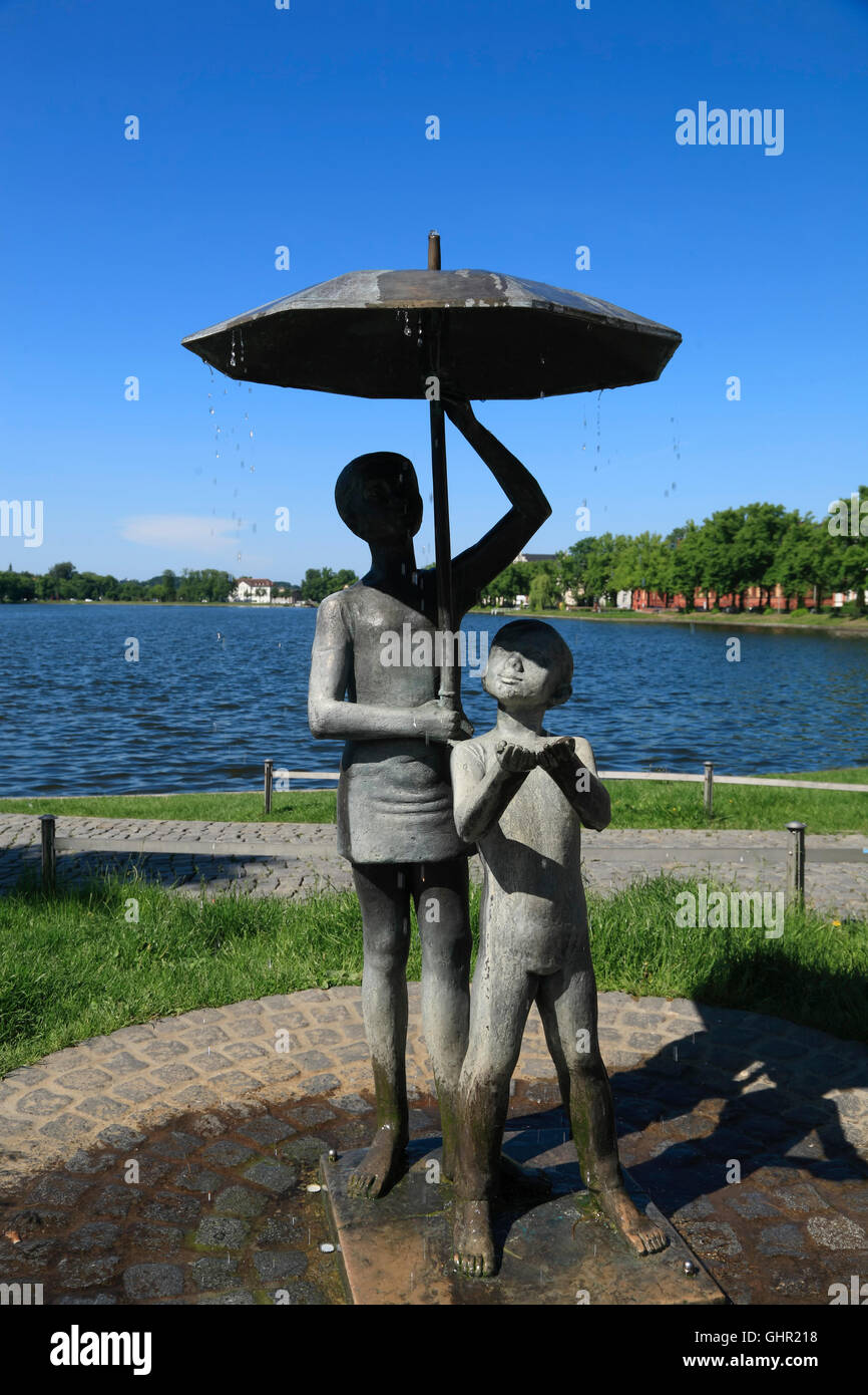 Lac Pfaffenteich, sculpture SCHIRMKINDER Horota par Stephan, Schwerin, Mecklembourg Poméranie occidentale, l'Allemagne, de l'Europe Banque D'Images