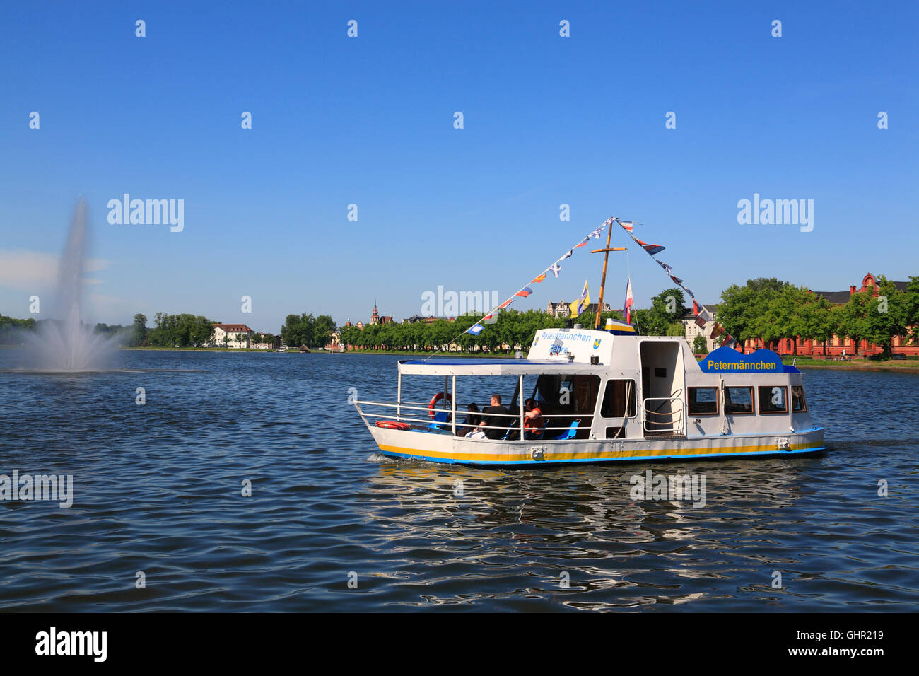 Lac Pfaffenteich, Petermaennchen ferry, Schwerin, Mecklembourg Poméranie occidentale, l'Allemagne, de l'Europe Banque D'Images