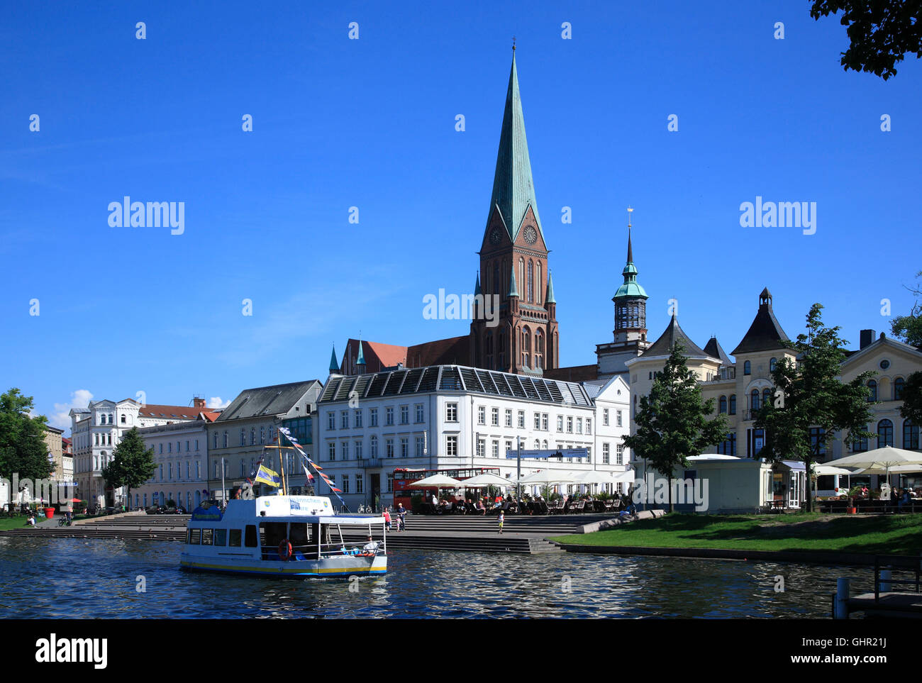Lac Pfaffenteich, Petermaennchen ferry, Schwerin, Mecklembourg Poméranie occidentale, l'Allemagne, de l'Europe Banque D'Images