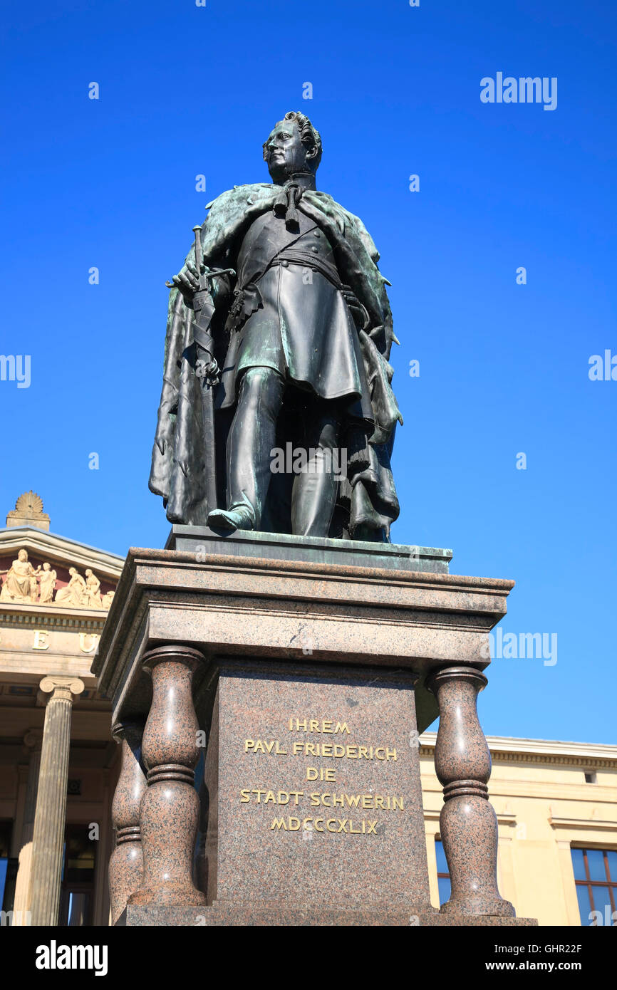 Paul Friederich monument situé en face du musée, Schwerin, Mecklembourg Poméranie occidentale, l'Allemagne, de l'Europe Banque D'Images