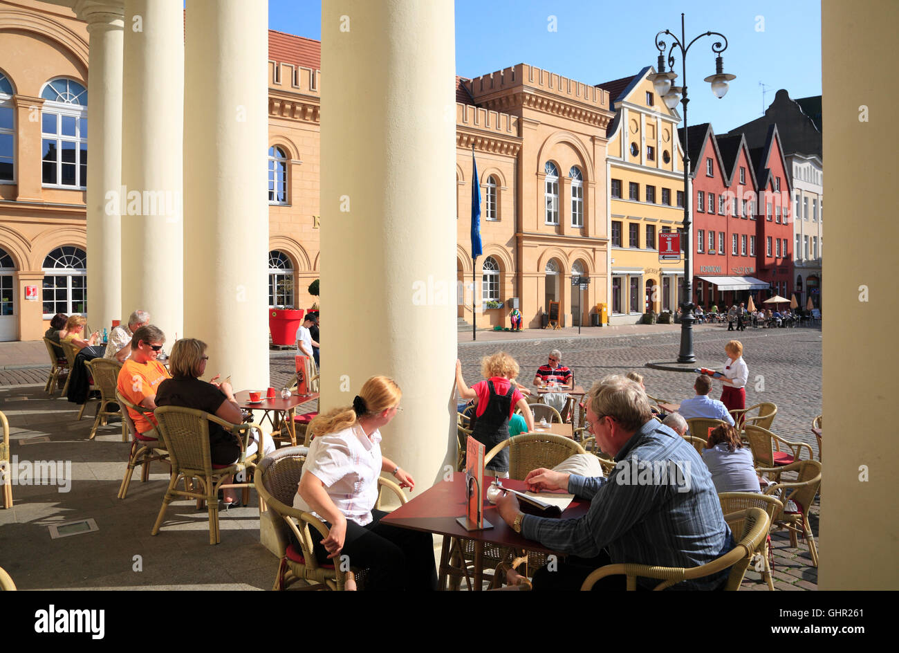 Café et restaurant à la place du marché, Schwerin, Mecklembourg Poméranie occidentale, l'Allemagne, de l'Europe Banque D'Images