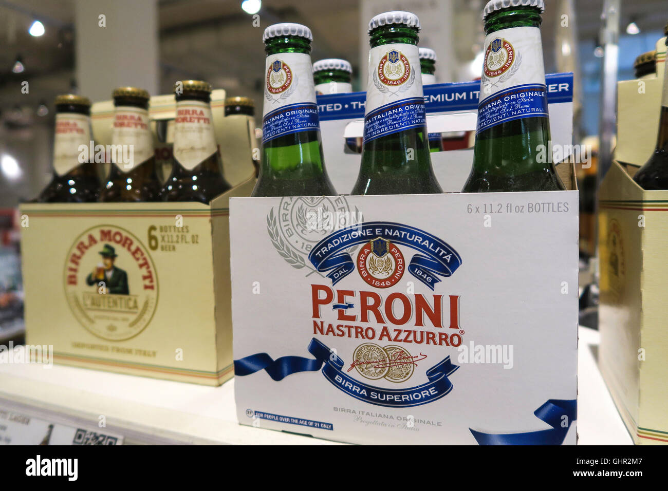 Peroni beer bottles Banque de photographies et d'images à haute résolution  - Alamy
