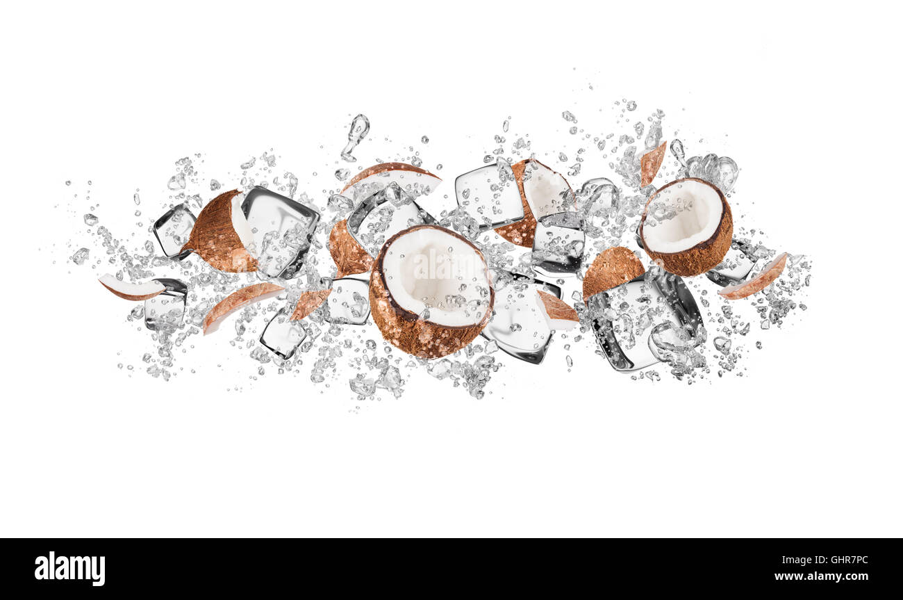 Morceaux de noix de coco dans les éclaboussures d'eau et de la glace pilée, isolé sur fond blanc Banque D'Images