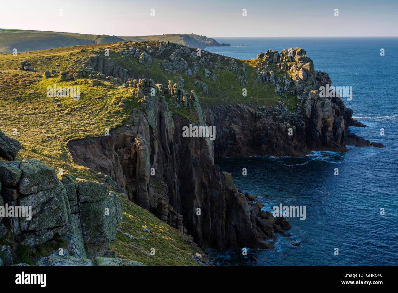 Tôt le matin sur la côte rocheuse près de Lands End en Cornouailles, Angleterre Banque D'Images