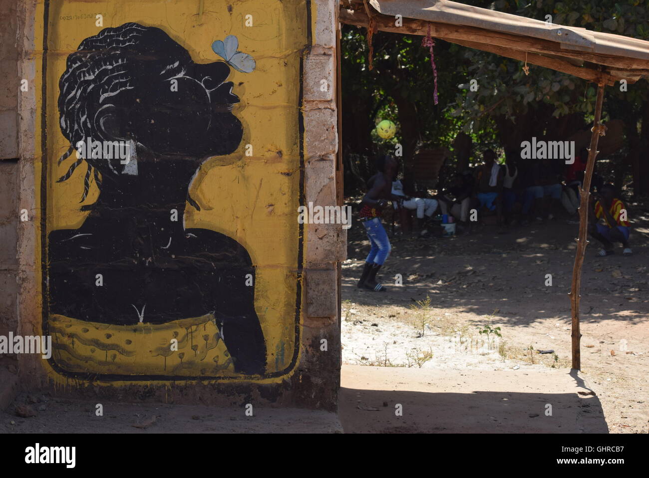 Femme africaine, peinture murs grand ouvert en Gambie Banque D'Images