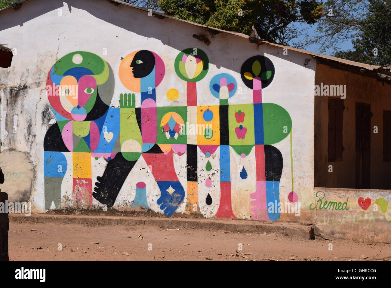 Peinture aux couleurs vives de l'Afrique, grande ouverte les murs de la Gambie Banque D'Images