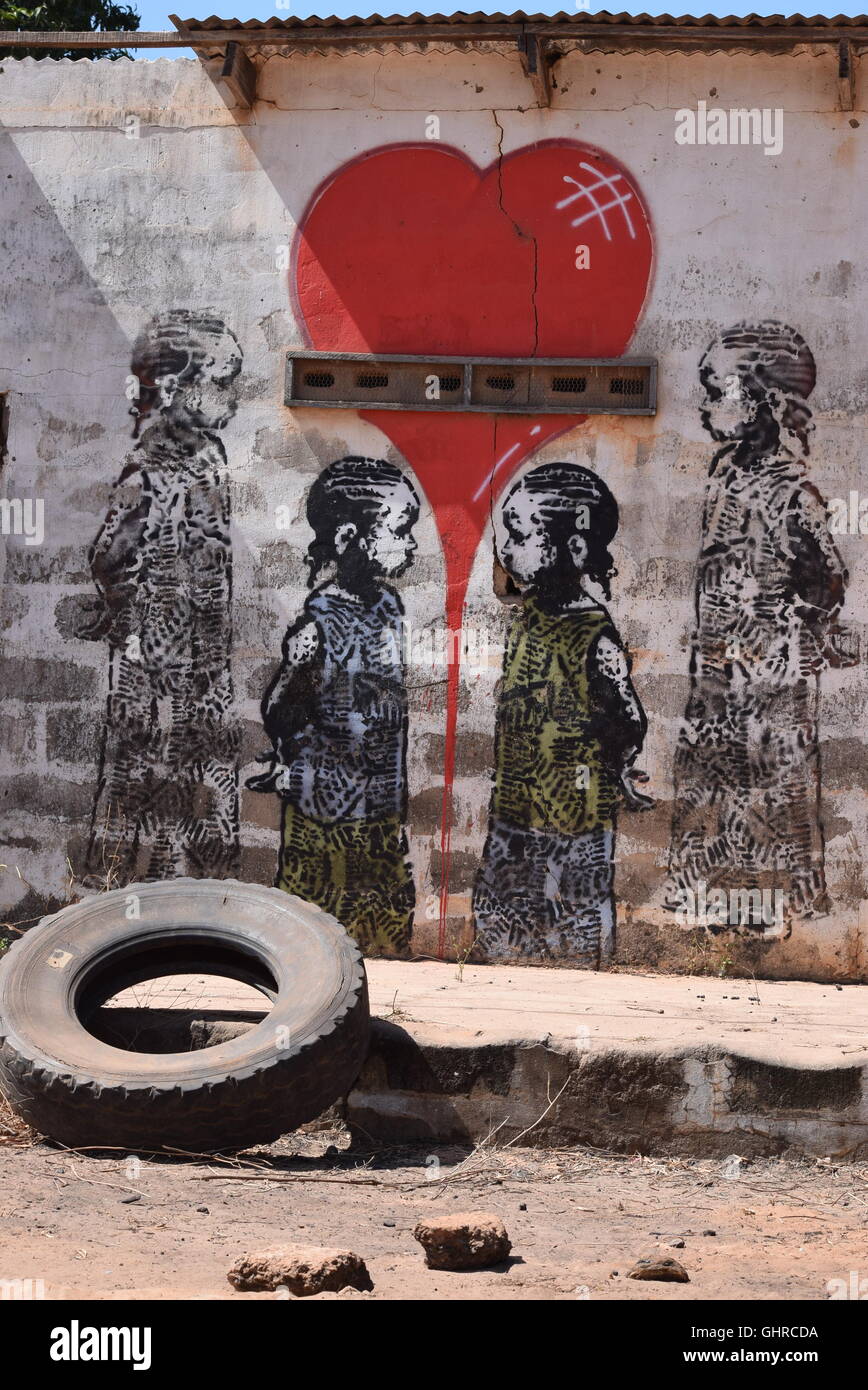 Les enfants africains, la peinture des murs ouverts en Gambie Banque D'Images