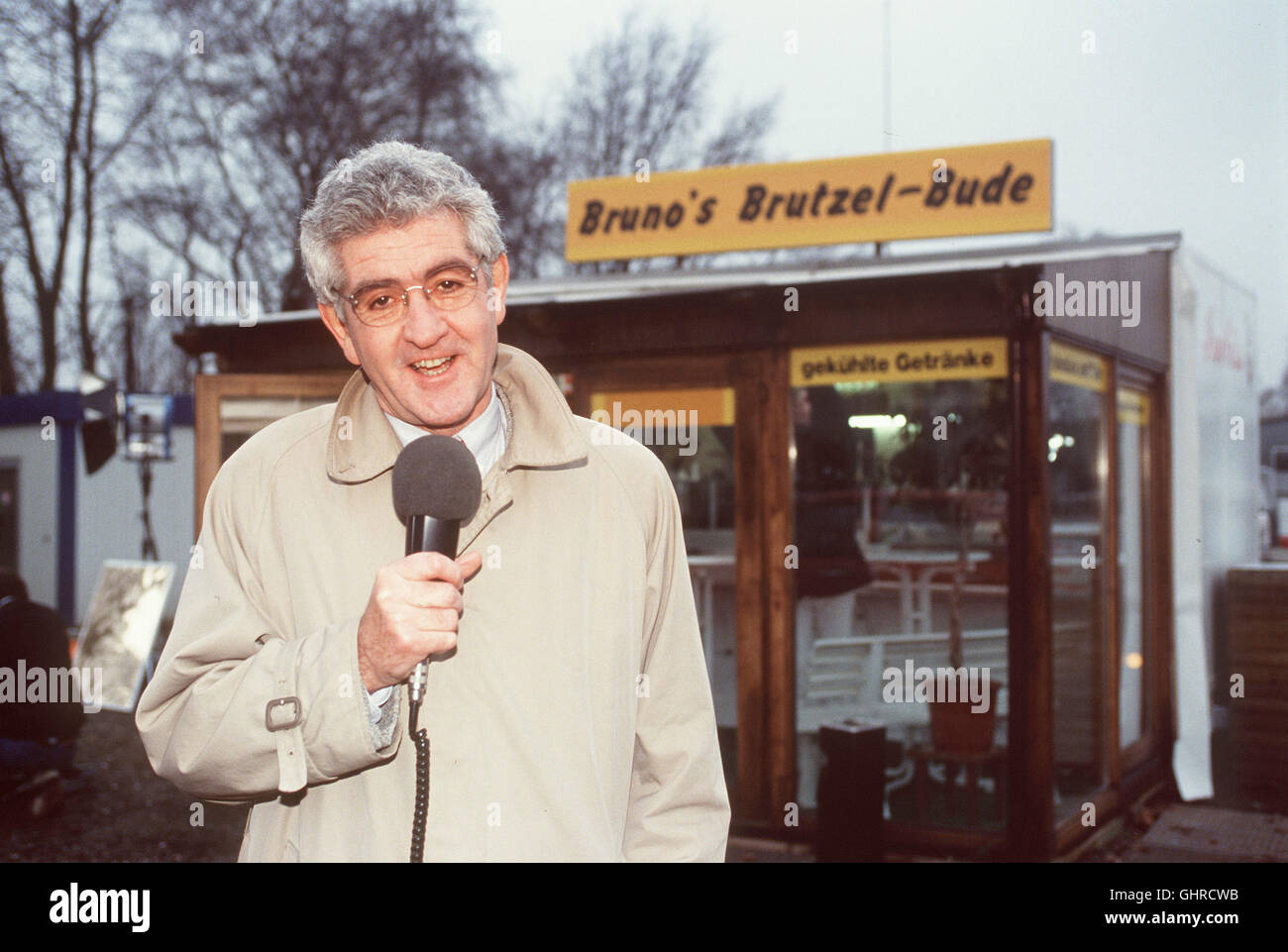 Rotwang muss weg - in einer der Politiker Amiloride-hctz Winternacht wir Sebastian Rotwang am Fenster senneur Villa erschossen Hamburger. Voir mit DéNES TÖRZS als modérateur. Regie : Hans Christoph Blumenberg Banque D'Images