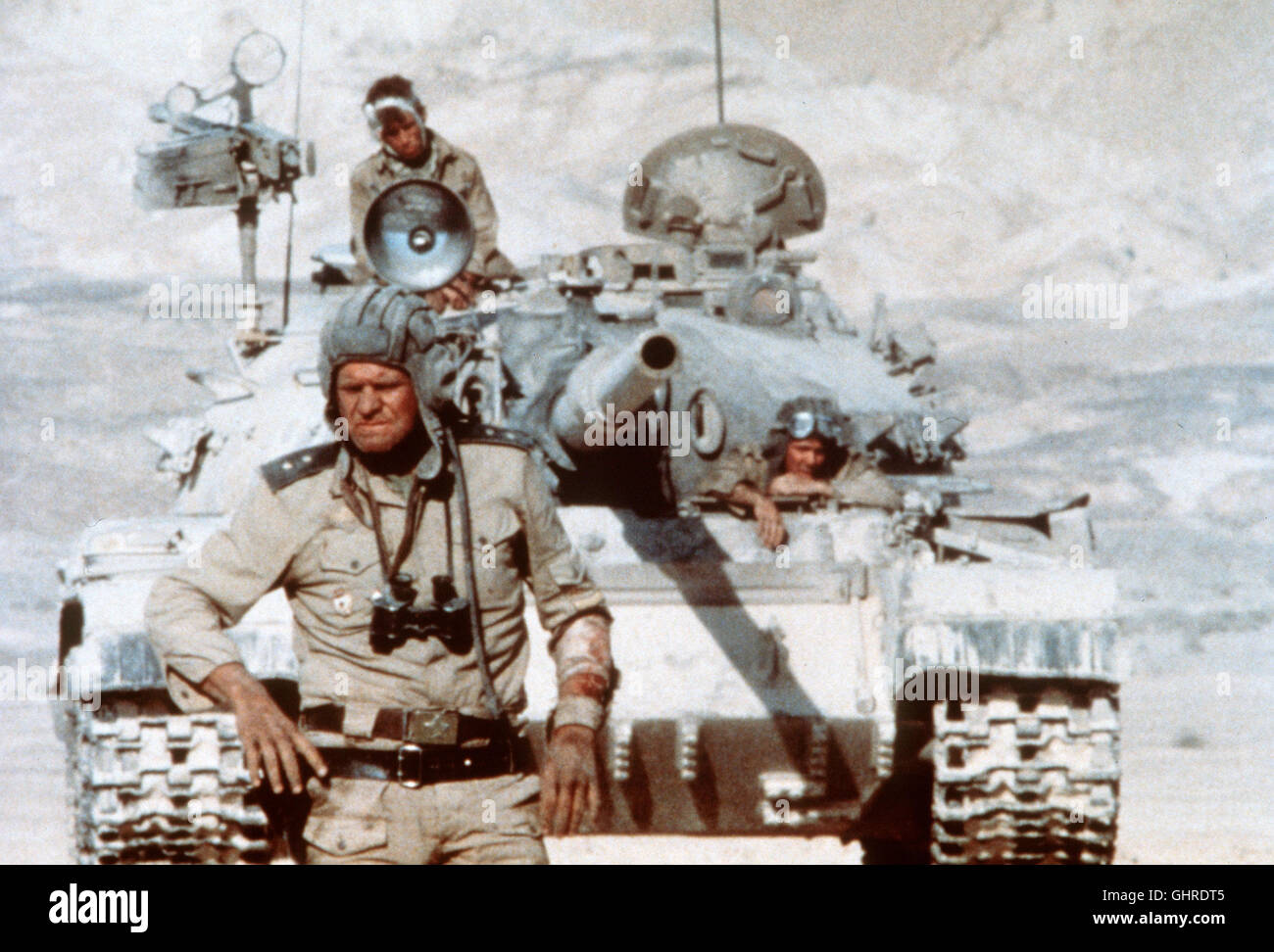 Bestie Krieg - Daskal(GEORGE DZUNDZA), der Kommandant von versprengten Sowjetpanzers sadistische, va avoir son Untergebenen Koverchenko bestialisch töten : Er läßt nhi gefesselt und mit einer ent-sicherten Handgranate Ancien Wüste der zurück... Regie : Kevin Reynolds aka. La Bête Banque D'Images