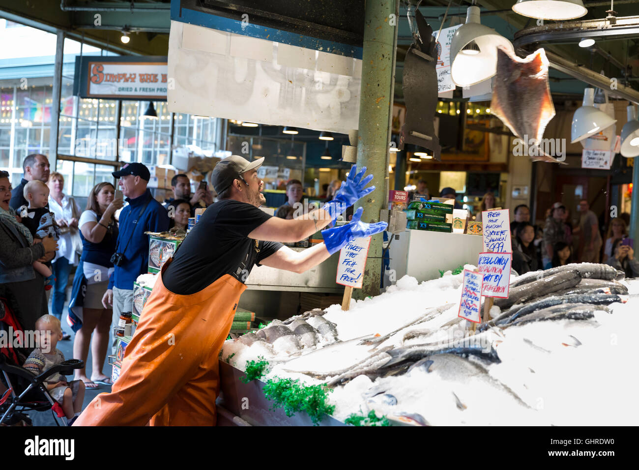 Seattle, Washington : Ryan la préparation d'un poisson au poisson de Pike Place Market. Banque D'Images