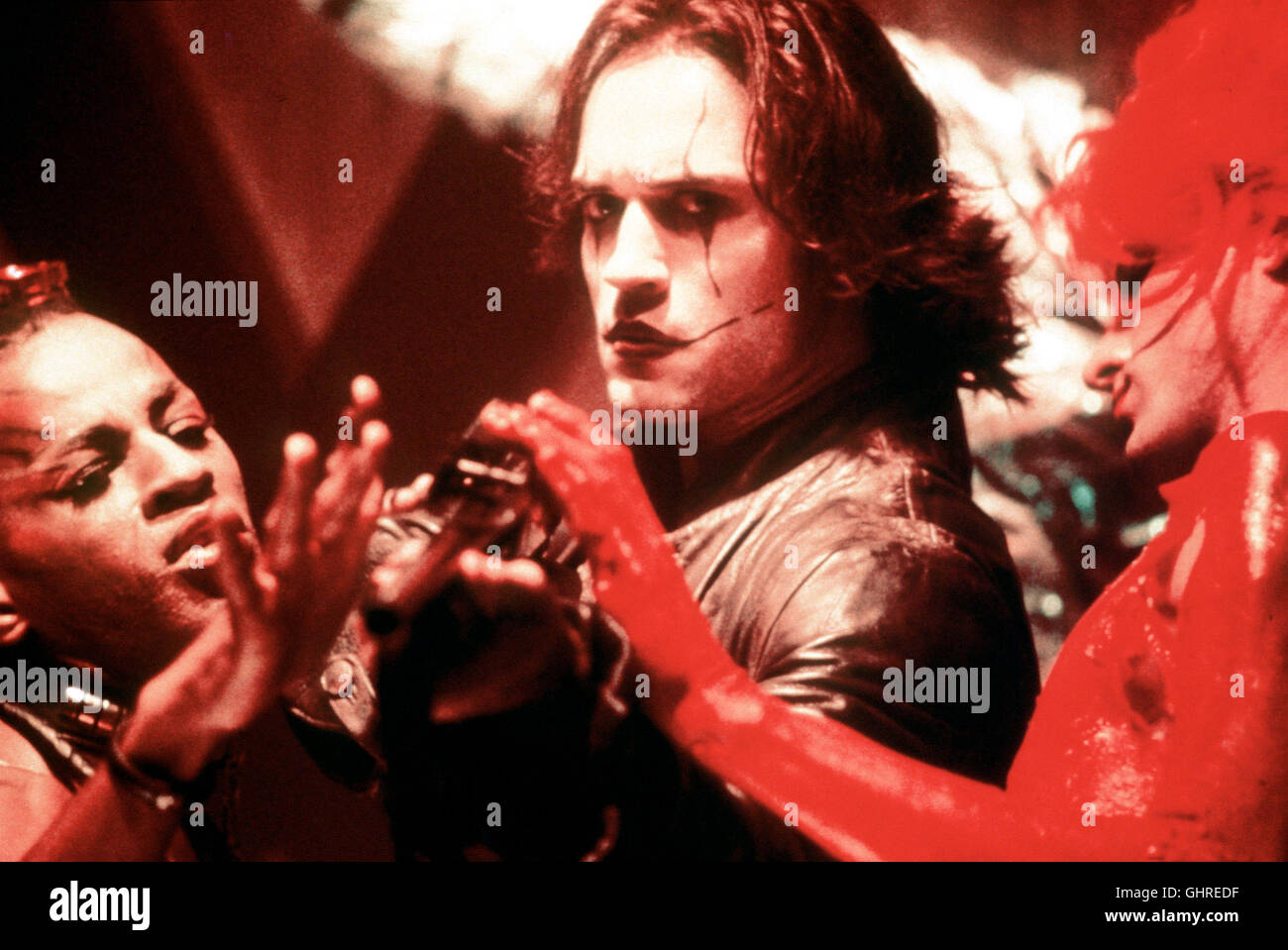 Le corbeau - DIE RACHE DER KRÄHE - Der Mechaniker Ashe (VINCENT PeREZ) wird im postapokalyptischen Los Angeles zufällig Zeuge eines Mordes. Daraufhin er wird von den grausamen Drogenbarons Killern des Juda umgebracht. Die Krähe bringt die Seele unruhige Cendres Welt der Lebenden zurück, damit die Schuldigen bestraft werden. Regie : Tim Pope aka. The Crow - La Cité des Anges Banque D'Images