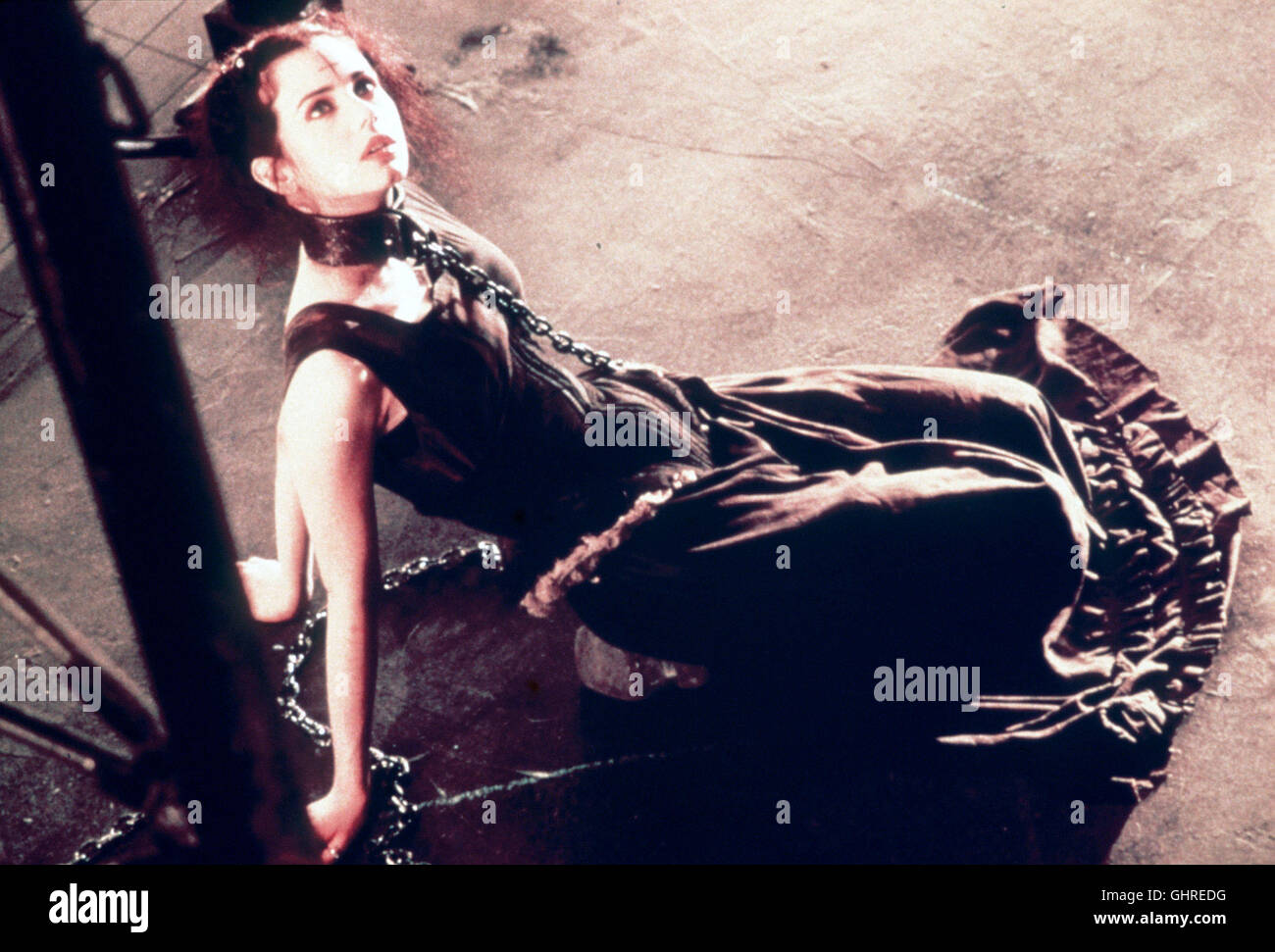 Le corbeau - DIE RACHE DER KRÄHE - Bei seinem Vorhaben, die Schuldigen zu bestrafen, wird Ashe von der jungen Sarah (MIA KIRSHNER) unterstützt die, die Jahre der Rächer zuvor aus dem Reich der Toten begegnet guerre. Regie : Tim Pope aka. The Crow - La Cité des Anges Banque D'Images